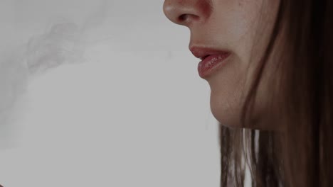 Porträt-Einer-Jungen-Frau,-Die-Eine-Zigarette-Raucht