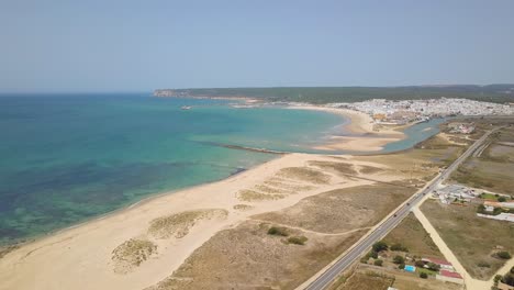 Toma-Aérea-Ascendente-De-La-Playa-Y-El-Pueblo-Blanco-De-Barbate-En-Cádiz,-España