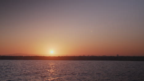 Dramatischer-Sonnenuntergang-über-Dem-Ozeankanal