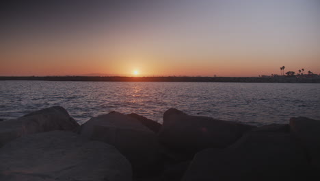 Lila-Und-Orange-Sonnenuntergang-über-Einem-Pazifischen-Kanal