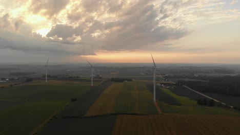 Vista-Aérea-De-Las-Turbinas-Eólicas-Que-Generan-Energía-Durante-El-Hermoso-Amanecer-Matutino-Después-De-Una-Tormenta-Matutina
