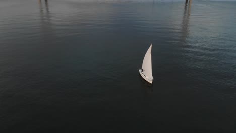 Luftaufnahme-Eines-Traditionellen-Segelbootes-Auf-Dem-Upper-Columbia-River