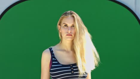 Schöne-Blonde-Frau-Auf-Chroma-Key-grünem-Hintergrund