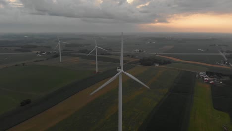 Luftaufnahme-Von-Windkraftanlagen,-Die-Während-Des-Schönen-Sonnenaufgangs-Am-Morgen-Nach-Einem-Sturm-Am-Frühen-Morgen-Strom-Erzeugen