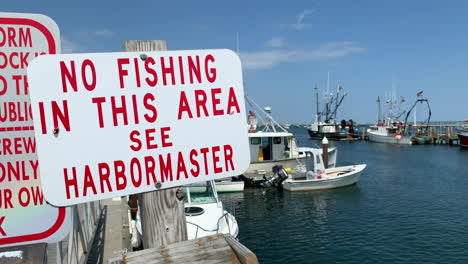 Prohibido-Pescar-En-El-área-De-Firmar-En-Un-Muelle-En-Cape-Cod,-Massachusetts