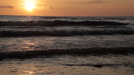 Sonnenuntergang-An-Der-Ostseeküste-Mit-Wellenrauschen