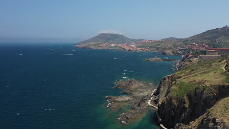 Luftaufnahme-In-Der-Nähe-Der-Historischen-Stadt-Und-Des-Hafens-Von-Collioure-Und-Der-Französisch-spanischen-Grenze-Am-Mittelmeer