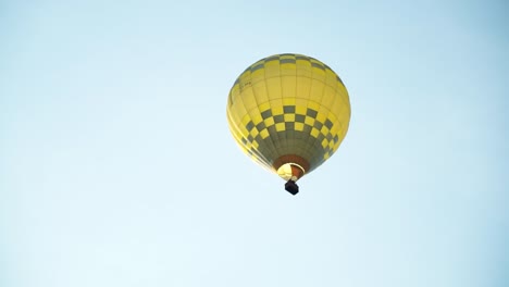 Gelber-Heißluftballon-In-Der-Luft