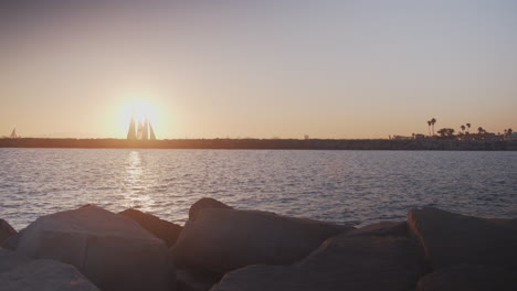 Segelboote-Vor-Einem-Pazifischen-Sonnenuntergang