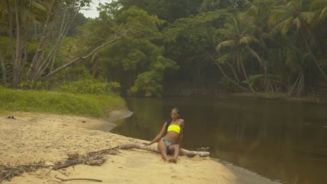 Sexy-Model-Posiert-Am-Flussufer-Auf-Der-Karibischen-Insel-Trinidad