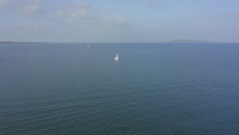 Luftbild,-4k,-Annäherung,-Zwei-Segelboote-Draußen-Auf-See