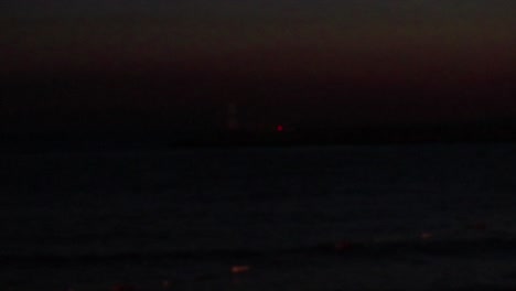 Faro-Liberando-Luz-Roja-En-Una-Oscuridad-Total