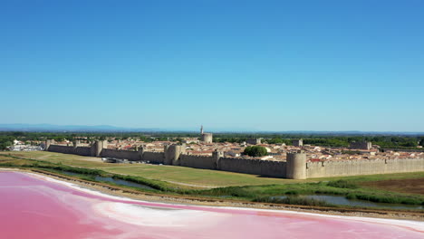 Die-Historische-Stadt-Aigues-mortes-In-Der-Camargue,-Frankreich-An-Einem-Sonnigen-Sommertag,-Die-Sich-Neben-Einem-Rosa-Salzsee-Befindet