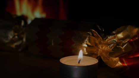 Warmes-Gemütliches-Wohnzimmer-Im-Kerzenlicht-Zur-Weihnachtszeit