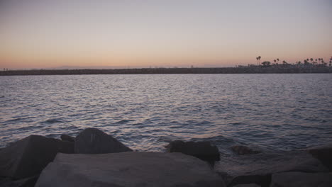 Sonnenuntergang-über-Einem-Langen-Strandkanal