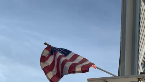 Eine-Amerikanische-Flagge-Weht-An-Einem-Sommertag-Sanft-Im-Wind