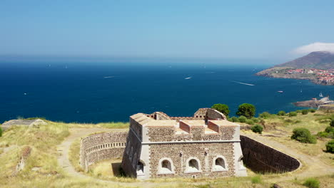 Luftaufnahme-In-Der-Nähe-Der-Historischen-Stadt-Und-Des-Hafens-Von-Collioure-Und-Der-Französisch-spanischen-Grenze-Am-Mittelmeer