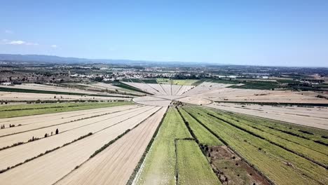 Luftaufnahme-Der-Kreisförmigen-Felder-Des-Entwässerten-Sees-Von-Montady,-Frankreich,-Europa