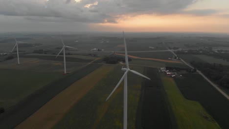Luftaufnahme-Von-Windkraftanlagen,-Die-Während-Des-Schönen-Sonnenaufgangs-Am-Morgen-Nach-Einem-Sturm-Am-Frühen-Morgen-Strom-Erzeugen