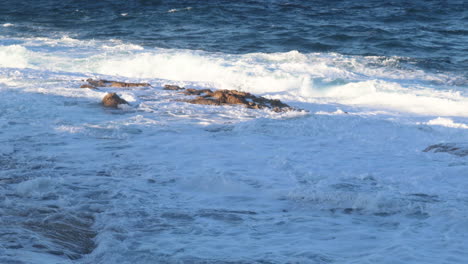 4K-Wellen,-Die-Felsen-In-Den-Untiefen-In-Malta-Treffen