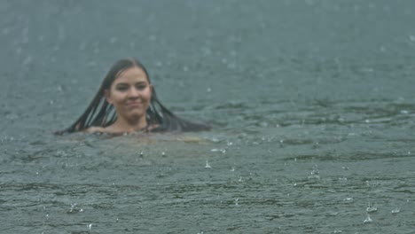 Mujer-Nadando-Bajo-La-Lluvia-De-Verano