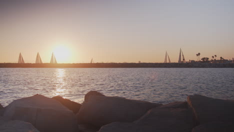 Zurückkehrende-Segelboote-Vor-Einem-Goldenen-Sonnenuntergang