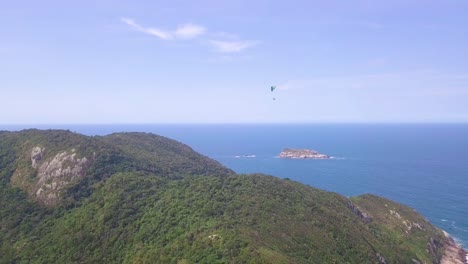 Paramotor-Rotierender-Flug-über-Dem-Meer-Von-Brasilien-Mit-Blauem-Himmel