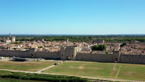 Die-Historische-Stadt-Aigues-mortes-In-Der-Camargue,-Frankreich-An-Einem-Sonnigen-Sommertag,-Die-Sich-Neben-Einem-Rosa-Salzsee-Befindet