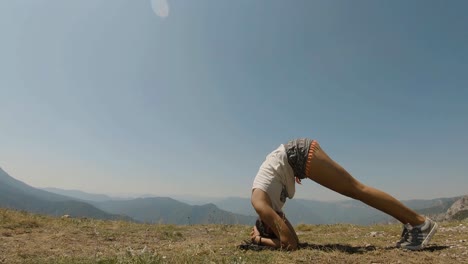 Junges-Mädchen,-Das-Yoga-Kopfstand-Auf-Einem-Berggipfel-Durchführt