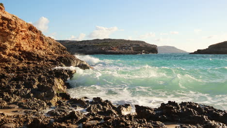 4k-Meerwasserspritzende-Felsen-In-Der-Blauen-Lagune,-Malta