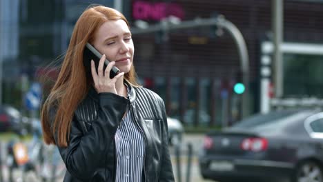 Young-woman-getting-bad-news-through-the-cellphone
