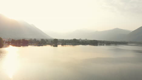 Luftaufnahme-Des-Lago-Maggiore-Bei-Sonnenaufgang