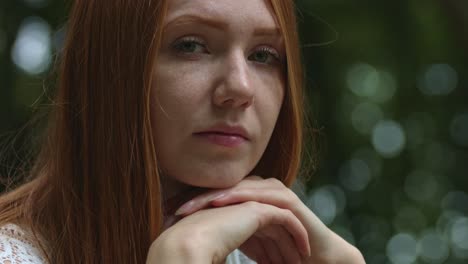 Porträt-Einer-Frau-Mit-Roten-Haaren-Im-Sommerpark-Mit-Ernstem-Gesichtsausdruck