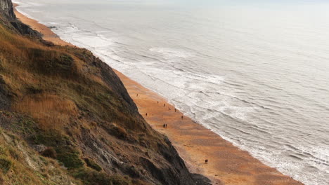 Pan-Over-Cliffs-And-Shoreline-Beach-In-Charmouth,-Devon