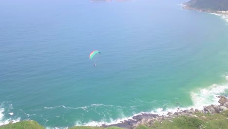 Erstaunlicher-Motorschirmflug-über-Dem-Brasilianischen-Meer-Mit-Blauem-Himmel