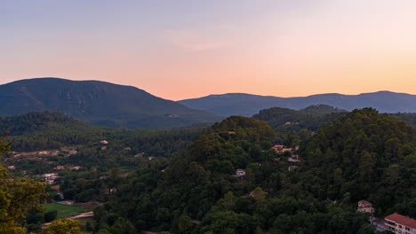 Sunset-time-lapse-over-the-mountains-in-the-Cote-d'Azur-region-in-France