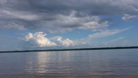Schönes-Und-Ruhiges-Wasser-Am-Amazonas-An-Einem-Bewölkten-Tag-Vom-Fahrenden-Boot-Aus-Gesehen