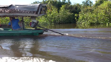 Einheimisches-Holzboot,-Das-An-Einem-Sonnigen-Tag-Auf-Dem-Dschungelfluss-Im-Amazonas-Regenwald-überquert