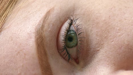 Close-up-on-woman-eye