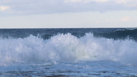 4K-Wellen,-Die-Auf-Felsen-In-Malta-Krachen