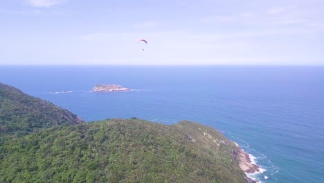 Schöner-Motorschirmflug-über-Dem-Meer-Von-Brasilien-Mit-Blauem-Himmel