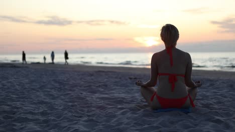 Mujer-Delgada-En-Bikini-Durante-Las-Vacaciones-En-El-Balneario-Meditando-En-El-Paseo-Marítimo-En-Posición-De-Loto