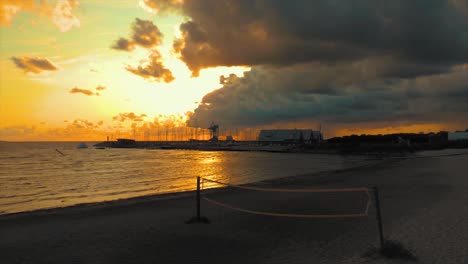 Zeitraffer-Eines-Sonnenuntergangs-über-Dem-Ozean-Und-Einem-Hafen-An-Der-Küste-Von-Schweden