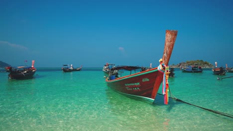 Ein-Wunderschöner-4K-UHD-Cinemagraph-Eines-Tropischen-Küstenstrandes-In-Koh-Life,-Thailand,-Mit-Einem-Berühmten-Longtail-Boot