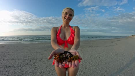 Beautiful-woman-in-bikini-presenting-healthy-sea-weed