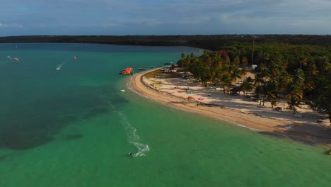 Luftaufnahme-Des-Pigeon-Point-Resorts,-Bekannt-Für-Seine-Vielen-Wassersportarten-Wie-Windsurfen-Auf-Der-Karibischen-Insel-Tobago