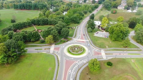 Aerial-rising-tilt-down-drone-shot-of-a-traffic-circle-roundabout-in-Hershey,-Pennsylvania