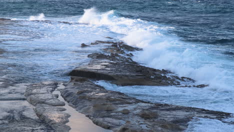 4K-Wellen,-Die-Auf-Felsen-In-Malta-Krachen