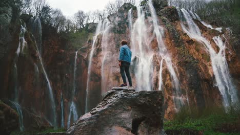 Wunderschöner-4K-UHD-Cinemagraph-Von-Wasserfällen-Im-Nationalpark-Plitvice-In-Kroatien-Im-Frühsommer-Mit-Einem-Jungen-Mann