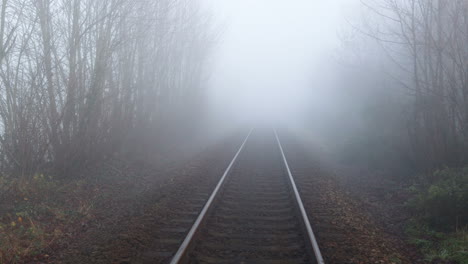 Niebla-Sobre-Las-Vías-Del-Tren-En-Misterton,-Somerset